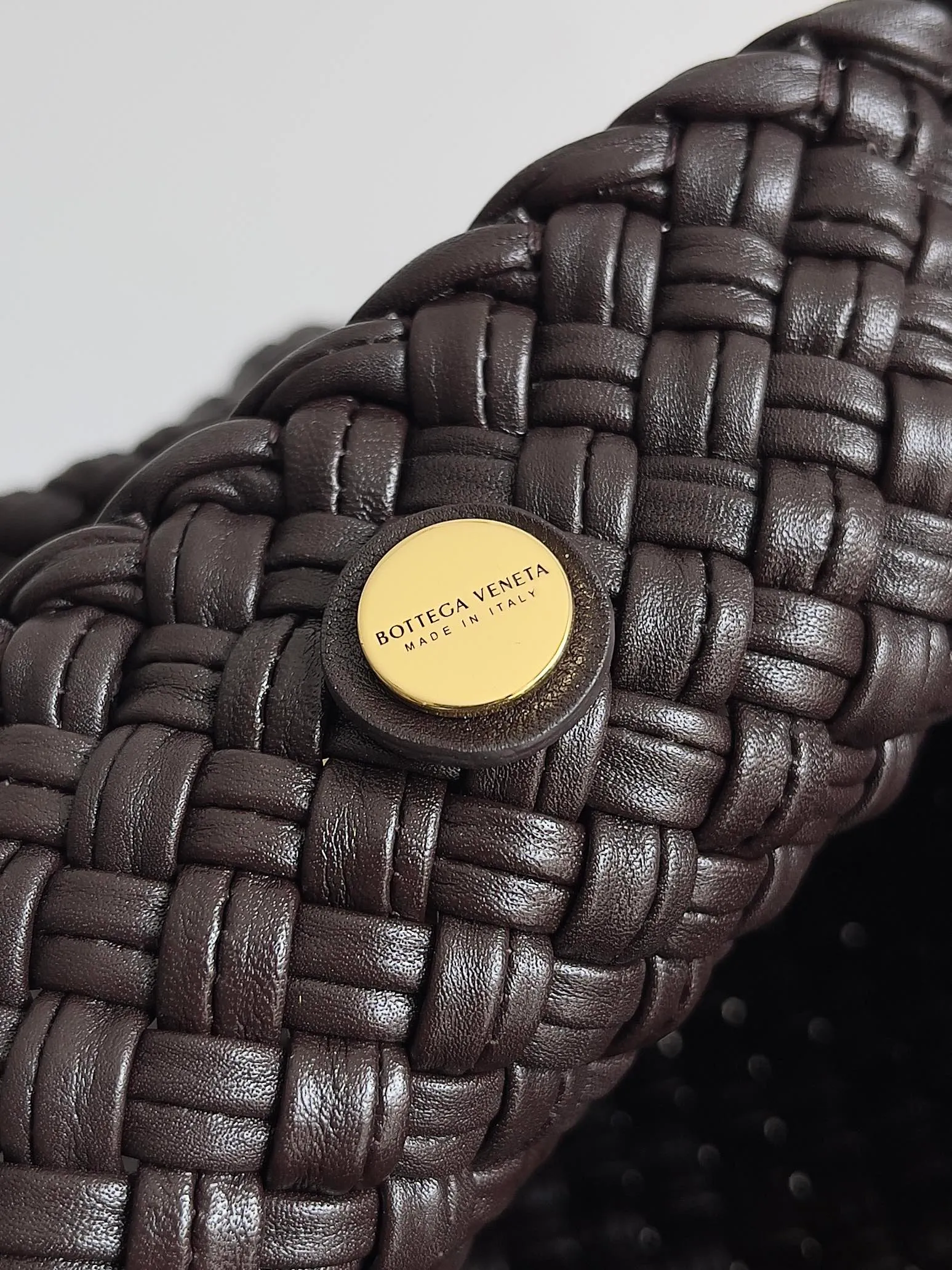 Batch 5760 BV collectible small woven handbags are really YYDS!! Bottega Veneta’s most classic small woven handbags are back! ! We use the highest quality leather with the highest craftsmanship❤️ to create the most expensive works. We have created the original Intrecciato leather weaving process❤️ This unique traditional exclusive leather weaving method has not only become our logo but also reflects the time-consuming and labor-intensive craftsmanship of our products❤️ The new TOSCA handbag must be a selection worth collecting🆕 Style number: 716974 Size: 27*9*18cm